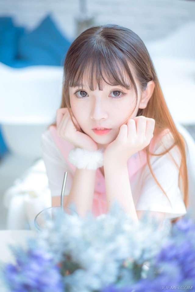 “孝直，几年不见，你跟那老狐狸学得一套还真管用。”城中的战斗已经接近尾声，零星的抵抗并不能为这已经倾倒的成都城带来任何变故，庞统和魏延找到了法正和张松，微笑道。